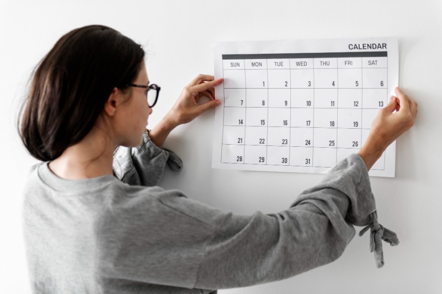 Mujer revisando calendario para revisar su organización y tiempo